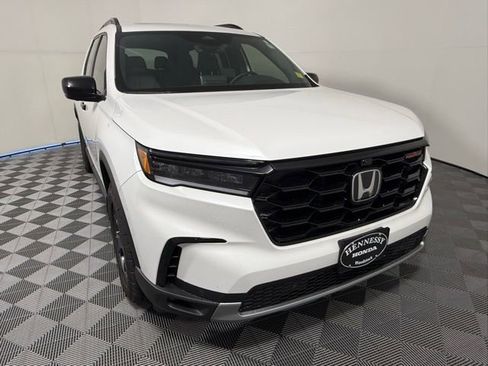 Used 2025 Honda Pilot TrailSport image 7