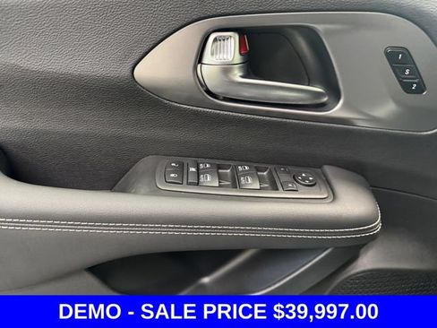 Used 2026 Chrysler Pacifica Select FWD image 8