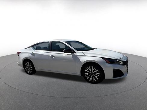 Used 2025 Nissan Altima 2.5 SV FWD image 2