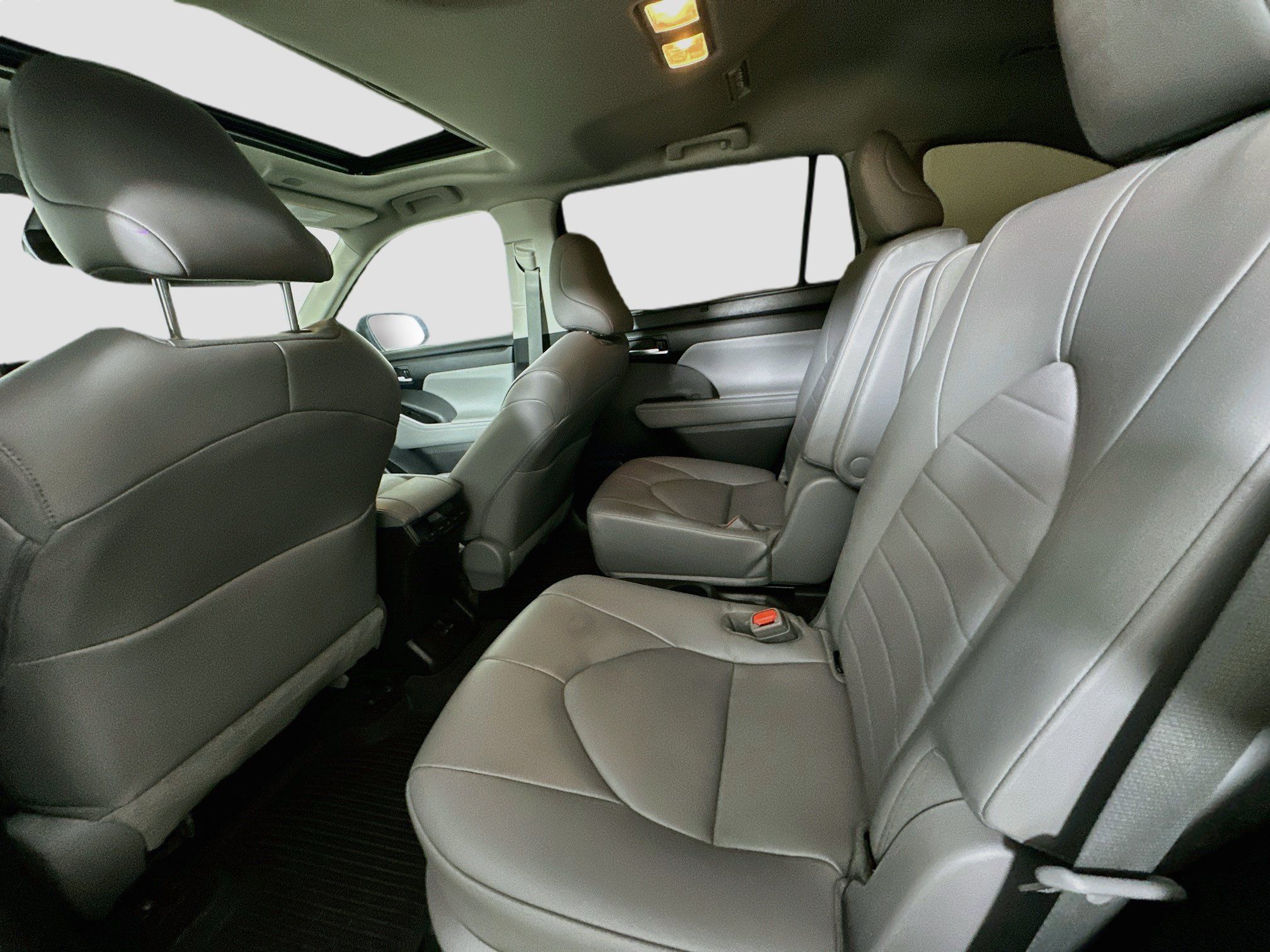 Used 2023 Toyota Highlander XLE FWD image 27
