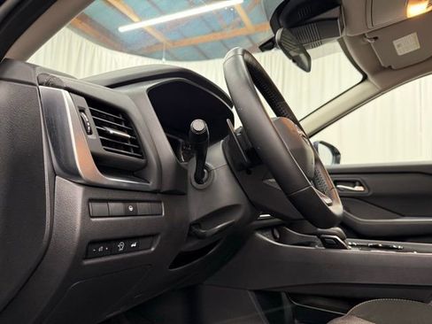 Used 2025 Nissan Rogue SV image 16