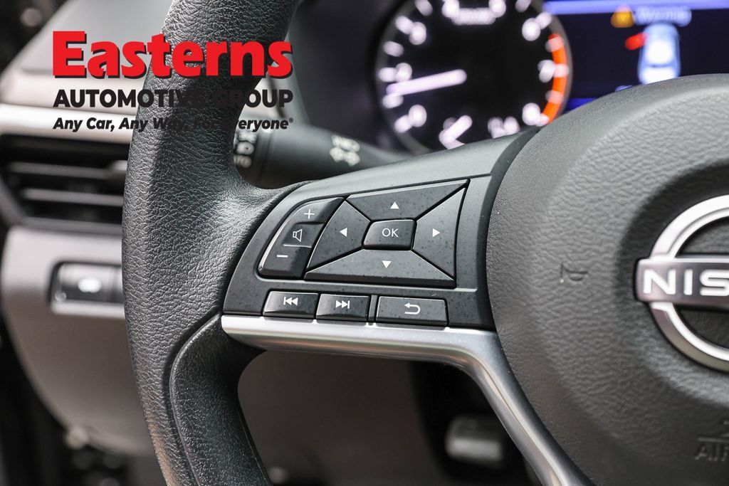 Used 2025 Nissan Altima 2.5 SV FWD image 16