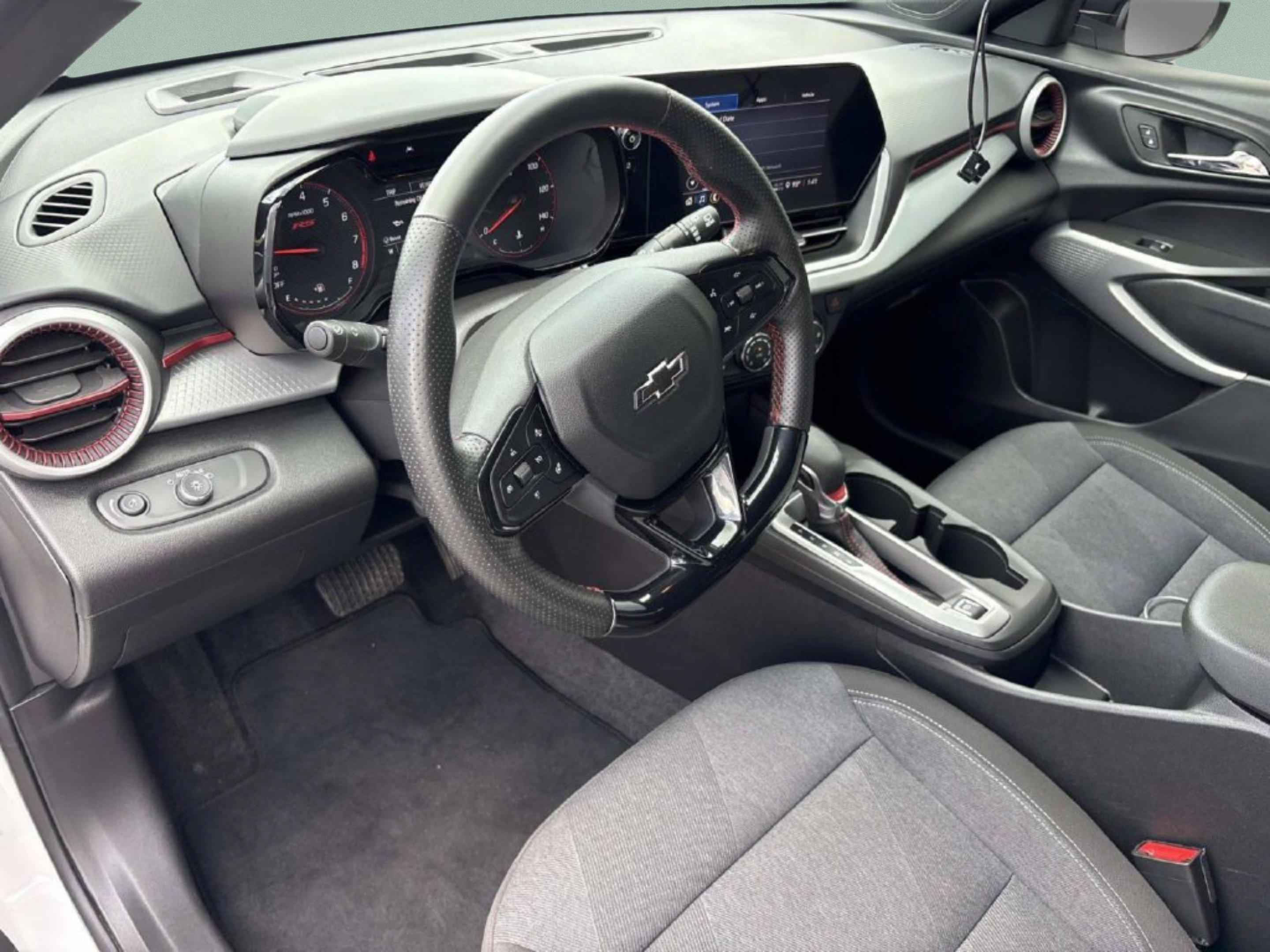 Used 2025 Chevrolet Trax RS FWD image 13