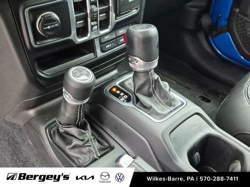 Used 2022 Jeep Wrangler Unlimited Sahara w/ Cold Weather Group AWD/4WD image 21