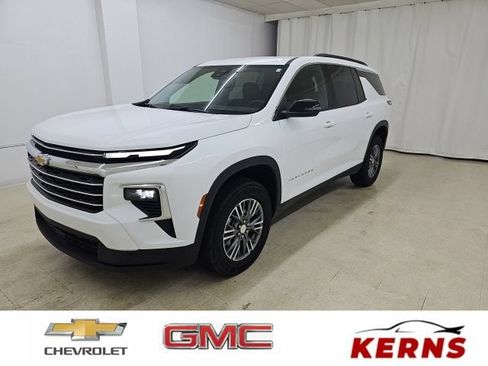 Used 2025 Chevrolet Traverse LT AWD/4WD image 1