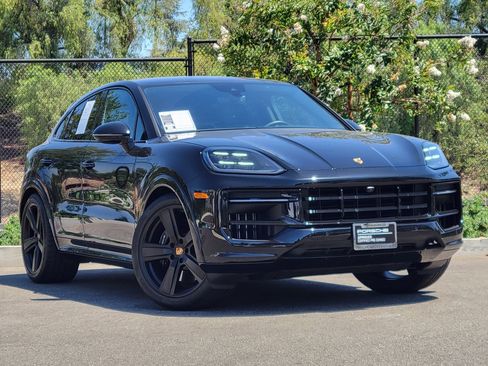 Certified 2025 Porsche Cayenne GTS AWD/4WD image 9
