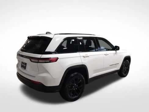 Used 2024 Jeep Grand Cherokee Altitude image 24