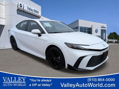 Used 2025 Toyota Camry SE w/ Convenience Package image 1