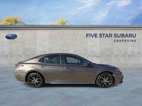 Used 2024 Toyota Camry SE image 9