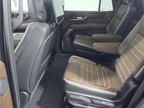 Used 2025 GMC Yukon Denali Ultimate AWD/4WD image 7