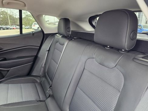 Used 2025 Chevrolet Trax LT w/ LT Convenience Package FWD image 32