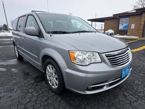 Used 2016 Chrysler Town & Country Touring image 2