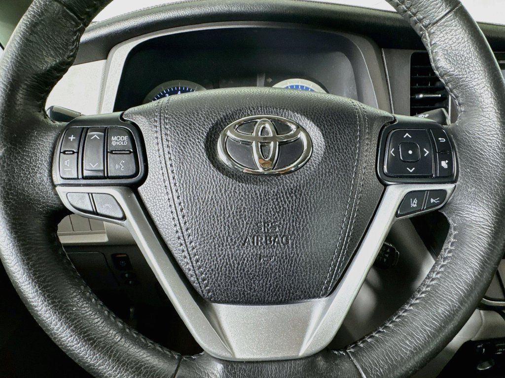 Used 2018 Toyota Sienna Limited FWD image 41