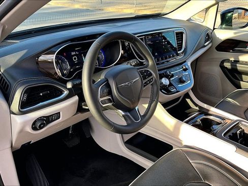 Used 2024 Chrysler Pacifica Limited image 13