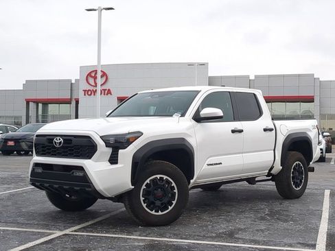 Used 2024 Toyota Tacoma TRD Off-Road image 2