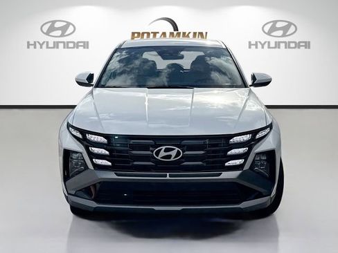 Certified 2025 Hyundai Tucson SE image 2