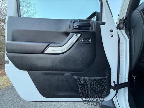 Used 2017 Jeep Wrangler Unlimited Sahara w/ Connectivity Group image 13