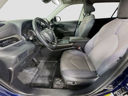 Used 2021 Toyota Highlander LE FWD image 19