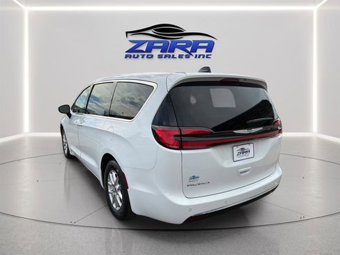 Used 2023 Chrysler Pacifica Touring-L image 5