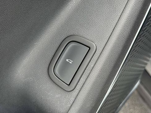 Used 2025 GMC Acadia Elevation FWD image 8