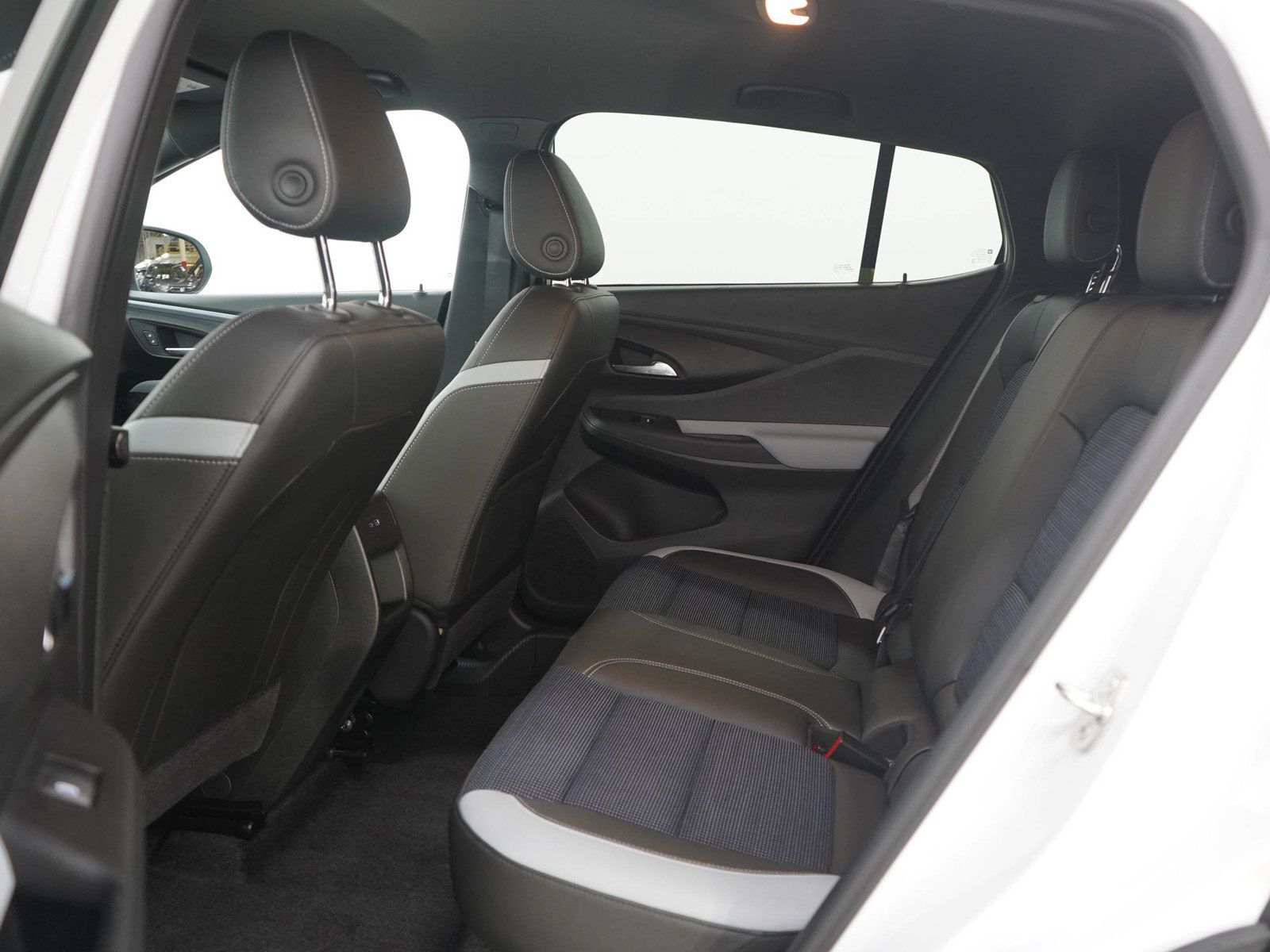 Used 2024 Buick Envista Preferred w/ Advanced Safety Package FWD image 19