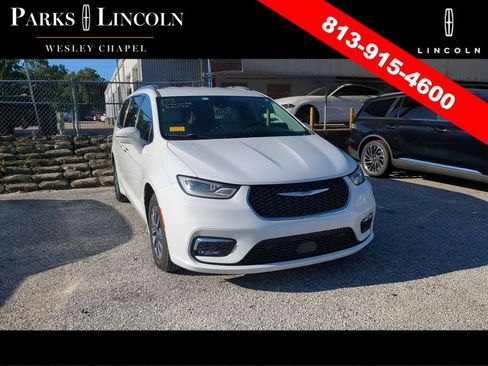 Used 2021 Chrysler Pacifica Touring-L w/ Uconnect Theater Family Group FWD image 4