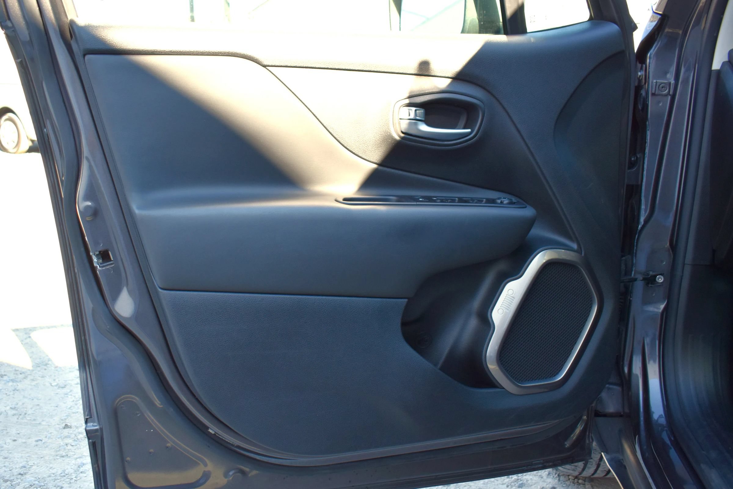 Used 2020 Jeep Renegade Limited w/ UConnect 8.4 Nav Group FWD image 16