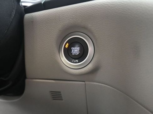 Used 2023 Chrysler Pacifica Touring-L image 16