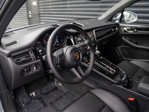 Certified 2026 Porsche Macan AWD/4WD image 4