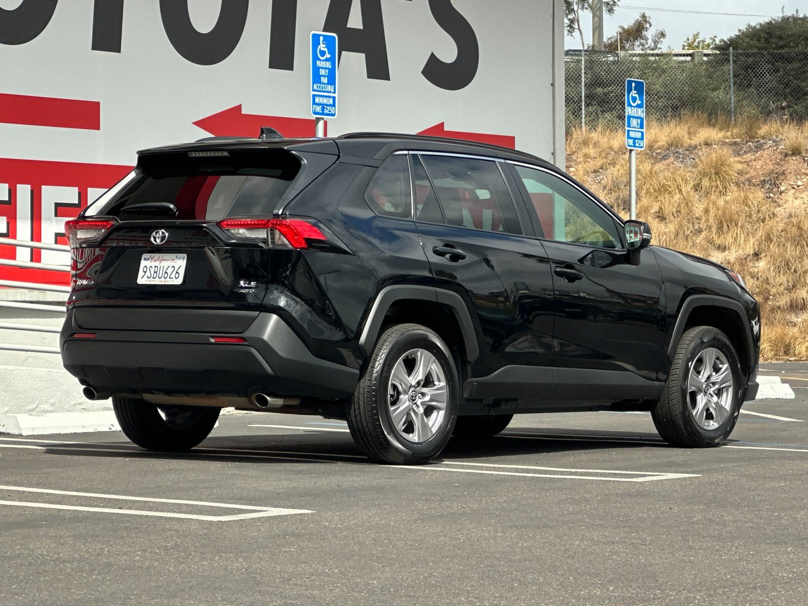Used 2025 Toyota RAV4 XLE AWD/4WD image 5