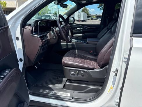 Certified 2024 Cadillac Escalade ESV V AWD/4WD image 12