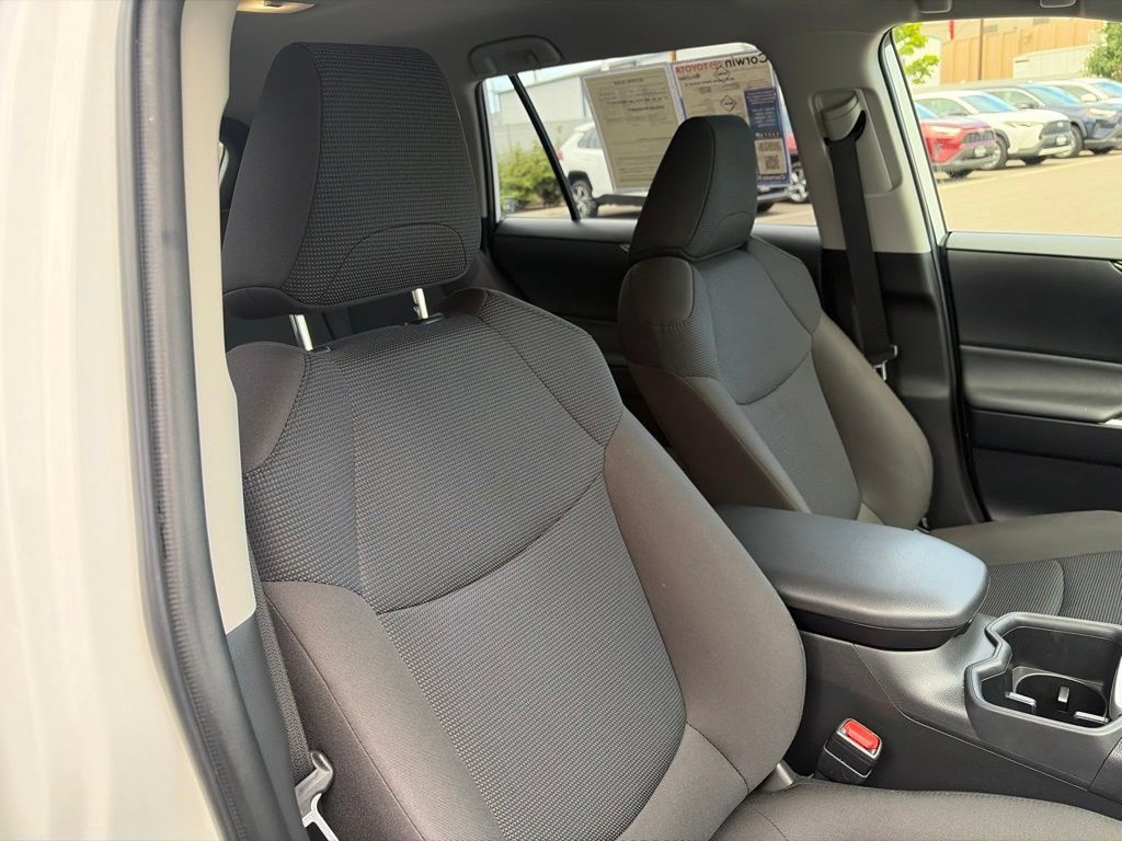 Used 2025 Toyota RAV4 LE AWD/4WD image 15