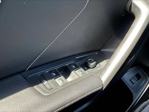 Used 2022 Volkswagen Tiguan SE w/ Panoramic Sunroof Package FWD image 17