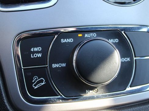 Used 2022 Jeep Grand Cherokee Laredo X image 11