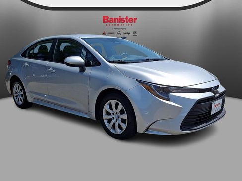 Used 2023 Toyota Corolla LE FWD image 3
