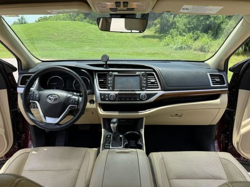 Used 2019 Toyota Highlander Limited Platinum FWD image 17