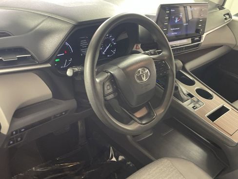 Used 2022 Toyota Sienna LE image 12