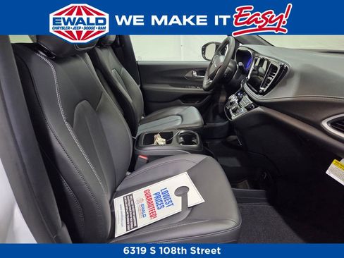 New 2026 Chrysler Pacifica Select image 8