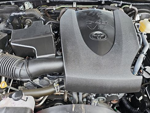 Used 2018 Toyota Tacoma SR image 27