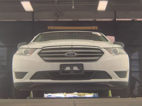 Used 2016 Ford Taurus SE FWD image 1