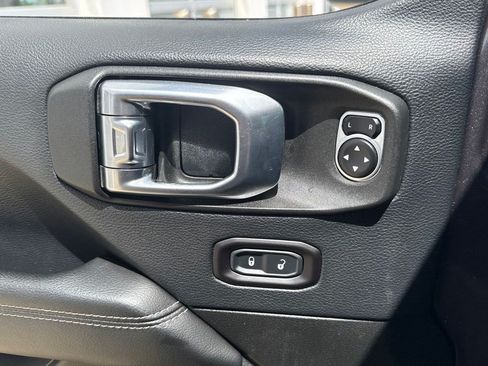 Used 2018 Jeep Wrangler Unlimited Sahara w/ Dual Top Group AWD/4WD image 13