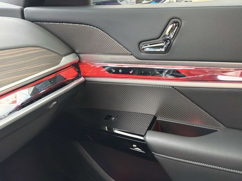 Certified 2025 BMW 760i xDrive AWD/4WD image 21