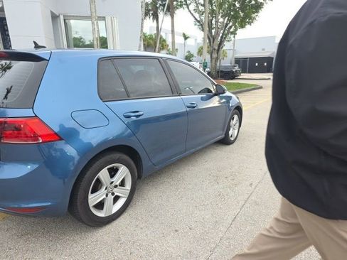 Used 2017 Volkswagen Golf 4-Door FWD image 3