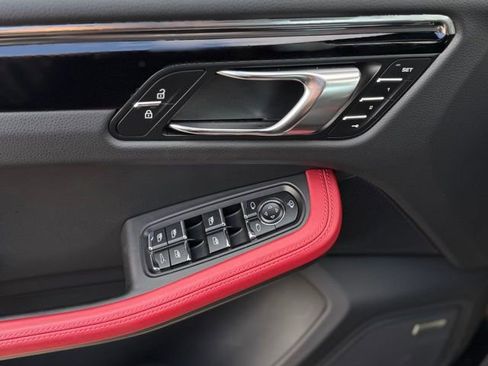 Certified 2025 Porsche Macan image 14