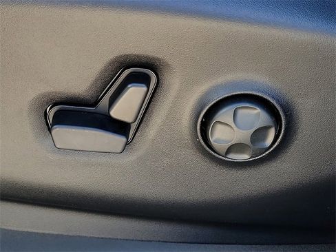 New 2026 Chrysler Pacifica Limited w/ Uconnect Theater Family Group image 13