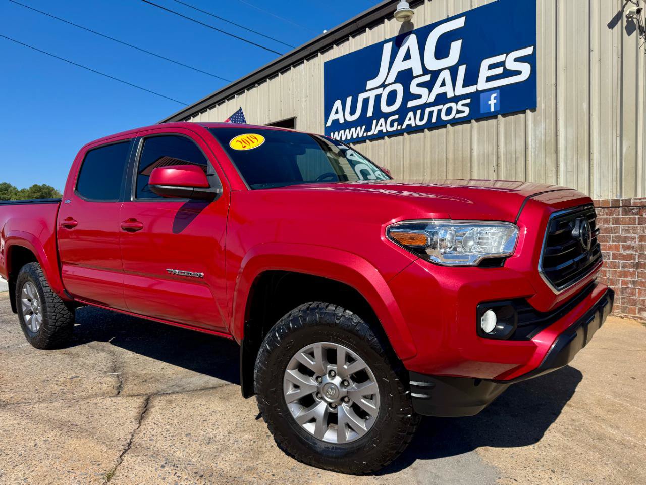 Used 2019 Toyota Tacoma SR5 AWD/4WD image 2