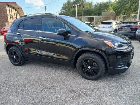 Used 2020 Chevrolet Trax LT w/ LT Convenience Package FWD image 1
