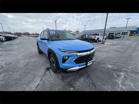 Used 2024 Chevrolet TrailBlazer LT w/ LT Cold Weather Package image 2