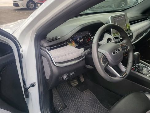 Used 2025 Jeep Compass Latitude w/ Sun & Sound Group AWD/4WD image 3