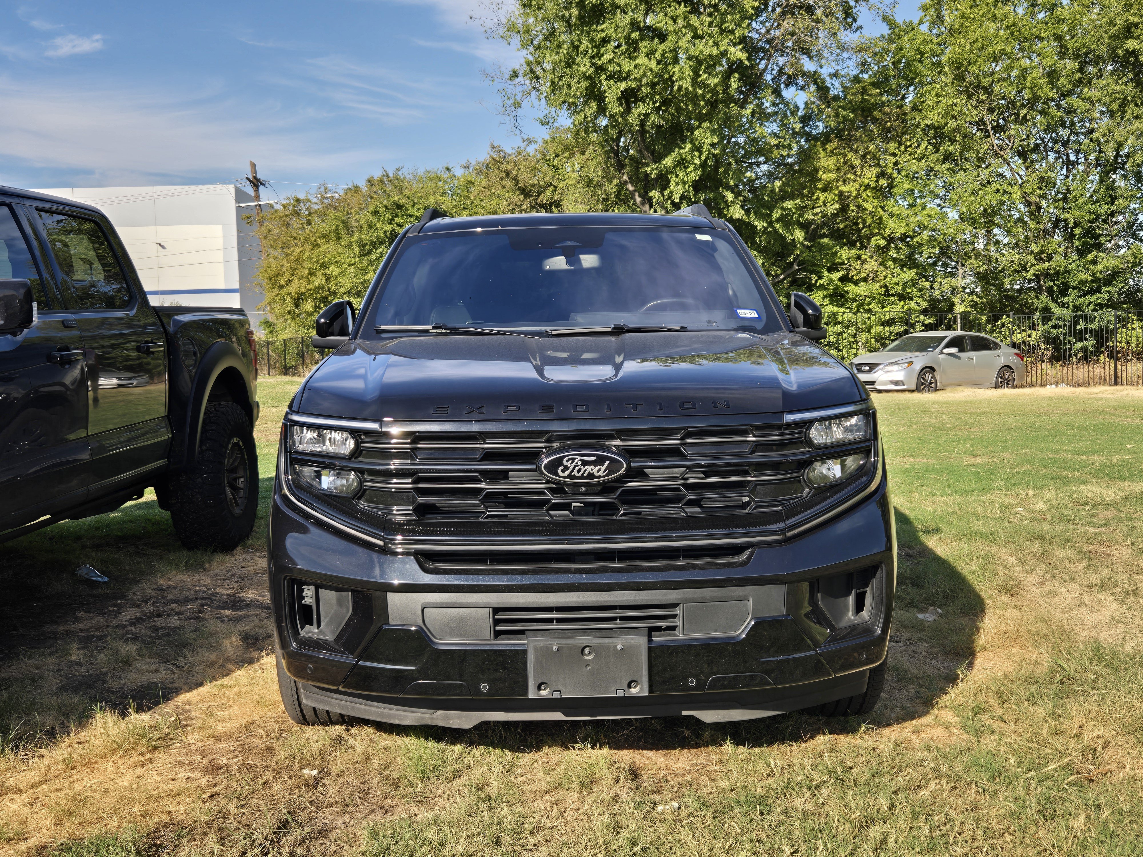Used 2025 Ford Expedition Platinum w/ Stealth Appearance Package AWD/4WD image 2